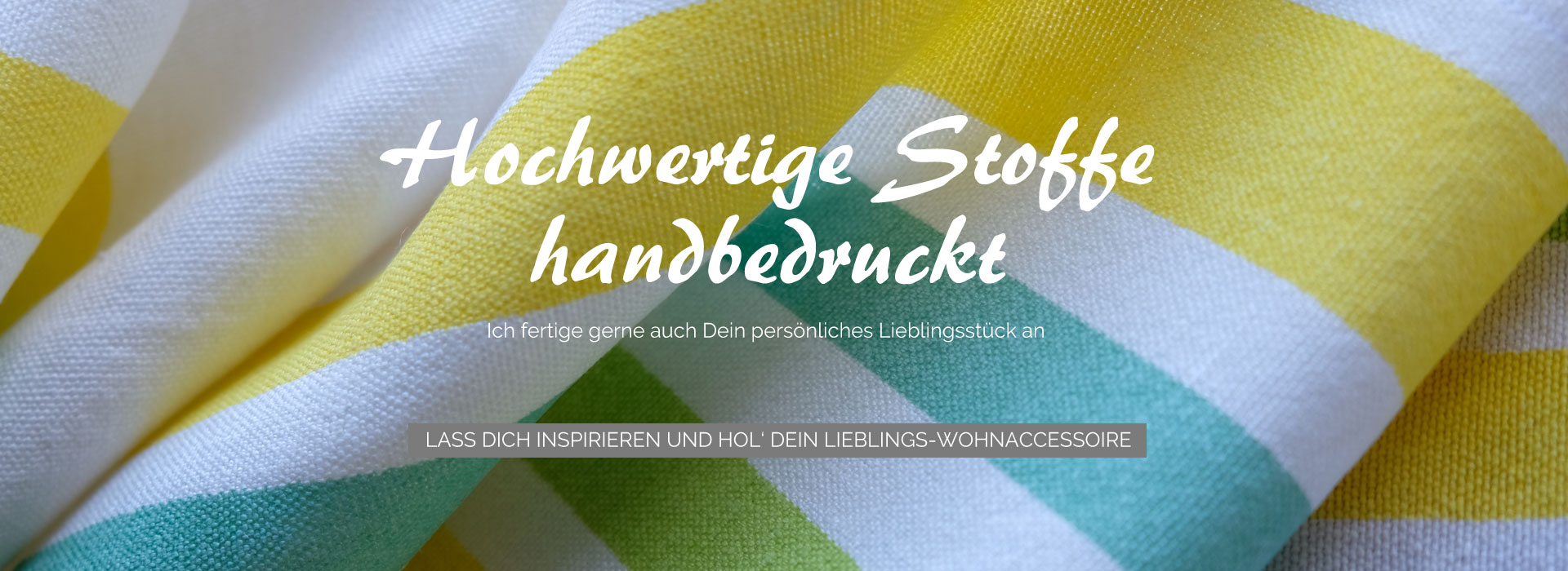 Nahaufnahme eines gestreiften Stoffmusters in Gelb, Grün und Türkis mit Aufschrift 'Hochwertige Stoffe handbedruckt'